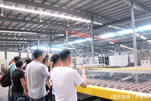 浙江省玻璃行業(yè)協(xié)會組織參觀蘭迪機器傾力打造的兆民智能聯(lián)線